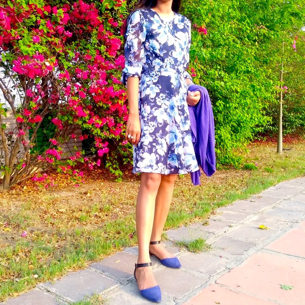 Floral printed dress above, knee on model 5’8 - Picture 1 of 5